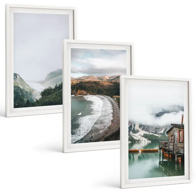 TULUP 3-Delige Schilderij Set - Uitzicht op de bergen en het strand met wolken en water. - 40x60 - Moderne Wanddecoratie - Woonkamer - Woonkamer Decoratie Witte lijst
