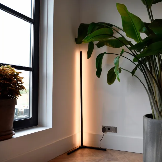 Calex Slimme LED Vloerlamp - Wifi Hoeklamp Staande Lamp - Sfeerverlichting Dimbaar RGB en Wit Licht - App en afstandsbediening Zwart