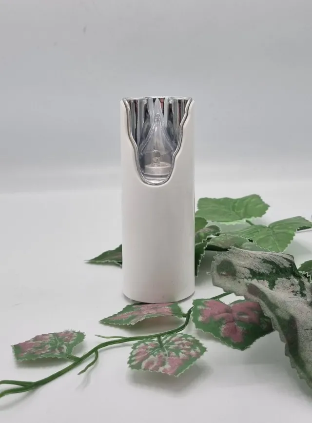 Subito Led kaars - Dekor - Koud wit - 1440 branduren - Wit/Zilver - Incl. batterij - Grafkaars - Led Wit/koud wit/Zilver