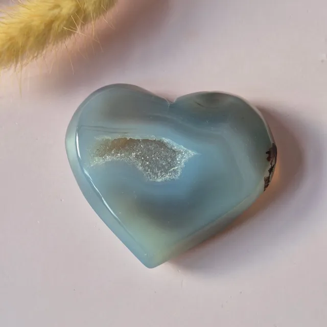 Moonlight Gemstones Druzy Grijze Agaat Edelsteen Hart – Inclusief Standaard - 86g meerkleurig