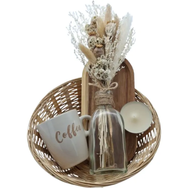 Lana's flowers & gifts Droogbloemen in Glazen Vaas – Cadeauset met Houten Dienblad, Geurkaars & Koffiemok – Woondecoratie Boho Stijl – Geschenkset Beige