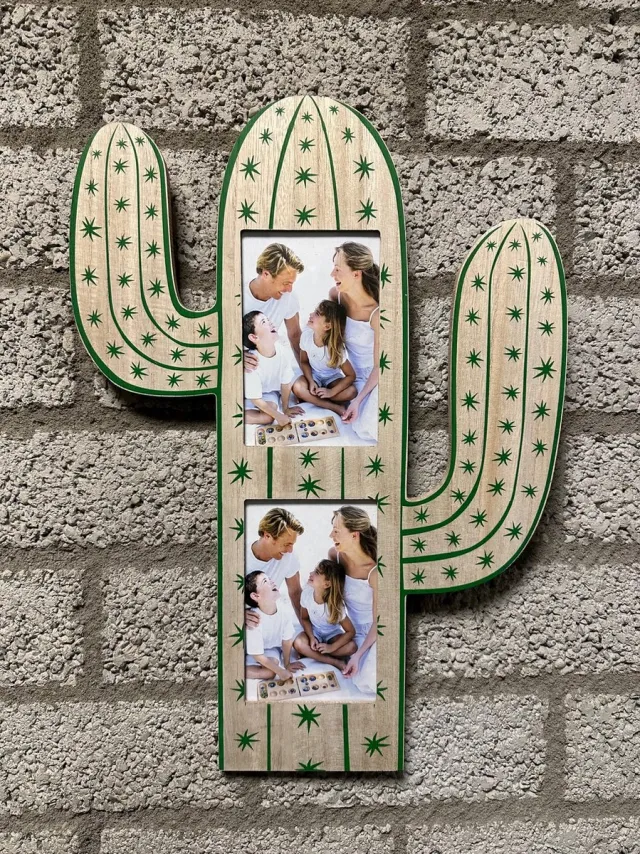 Impuls Decoratieve Wand Fotolijst Cactus - voor 2 foto's - hout & groen - hoogte 45 x 32 x 1 cm - Geschikt voor 2x 10x15 cm - Met ophanghaakjes - Decoratielijst - Woonaccessoires Cactus - groen + hout
