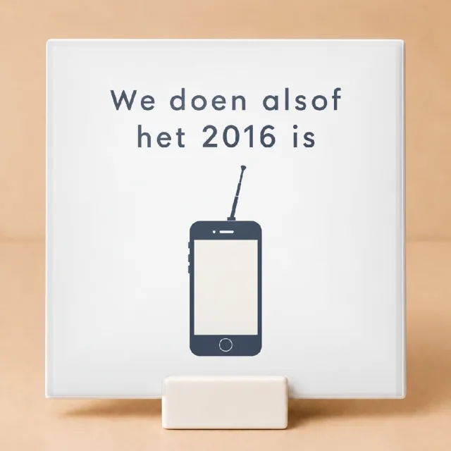 Bedruk King Strakke Terug naar 2016-modus Tegel – Moderne Typografische Poster voor Nostalgische Interieurs en Fans - 11 x 11 cm met houder Wit