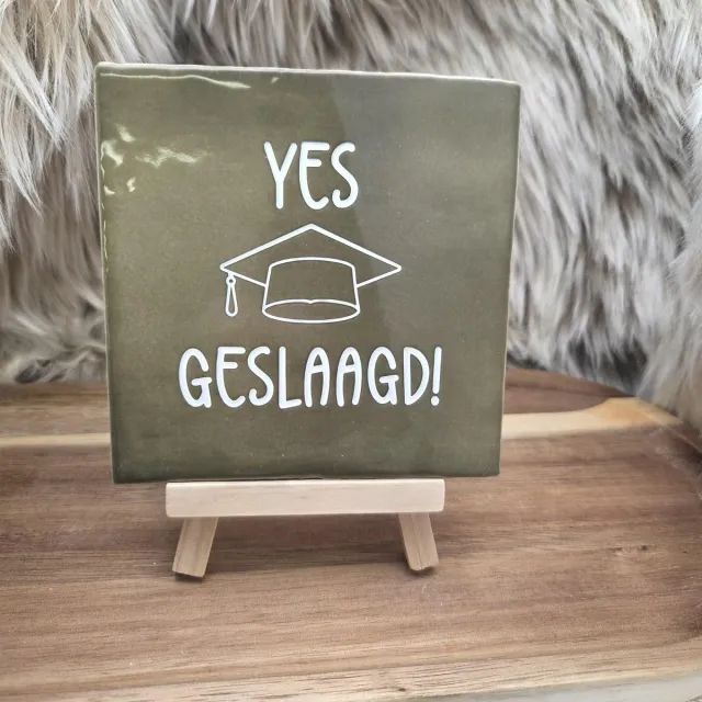 CreaCraft Robuust Wenstegeltje Yes Geslaagd! – Cadeau voor Geslaagde – Decoratief Aandenken – Wenstegeltje – Trendy nu – Decoratief Tegeltje met Standaard – Cadeau Idee Olijfgroen/Wit