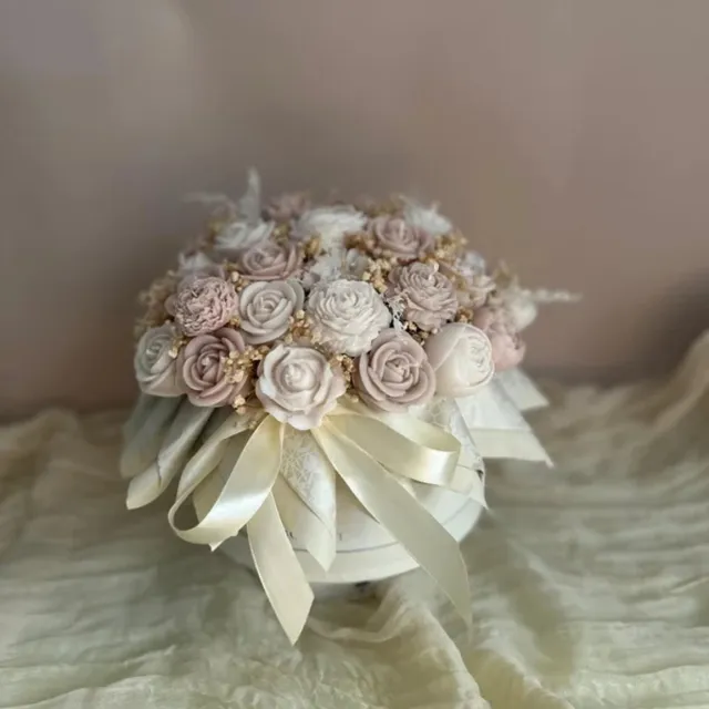 E Pure Candles Groot Handgemaakte Kaars Bloemen Boeket - Royal Candle Bouquet - Licht Taupe, Beige & Wit