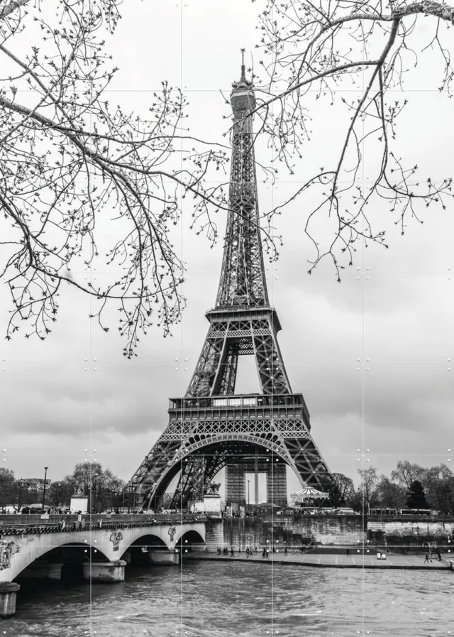 IXXI The Eiffel Tower, Teun de Leede & Kunst in Kaart - 100 x 140 cm - Grote wanddecoratie en posters - Fotografie, Gang, Woonkamer, Reizen, Skyline Zwart en wit / Monochroom / Grijs