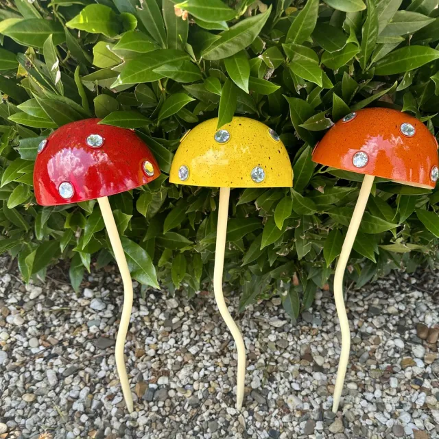 Impuls Metalen deco tuinstekers " Paddenstoelen met steentjes op veer " - Set van 3 stuks - rood-geel-oranje - hoogte 42 x 13 x 3 cm - Tuinaccessoires - Tuindecoratie – Tuinstekers Meerkleurig - rood/geel/oranje