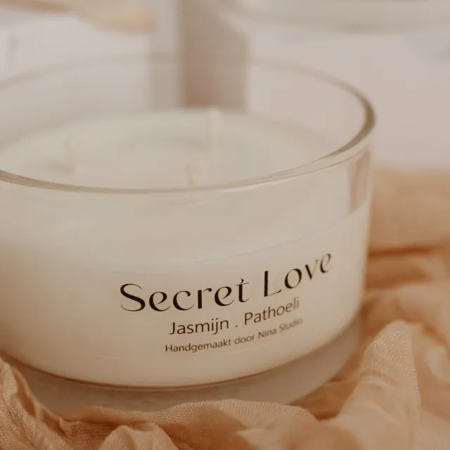 Nina Studio Geurkaars Secret Love XL – Jasmijn & Patchoeli – 3 Lonten – Natural Sojawas – Limited Edition – Handgemaakt Wit