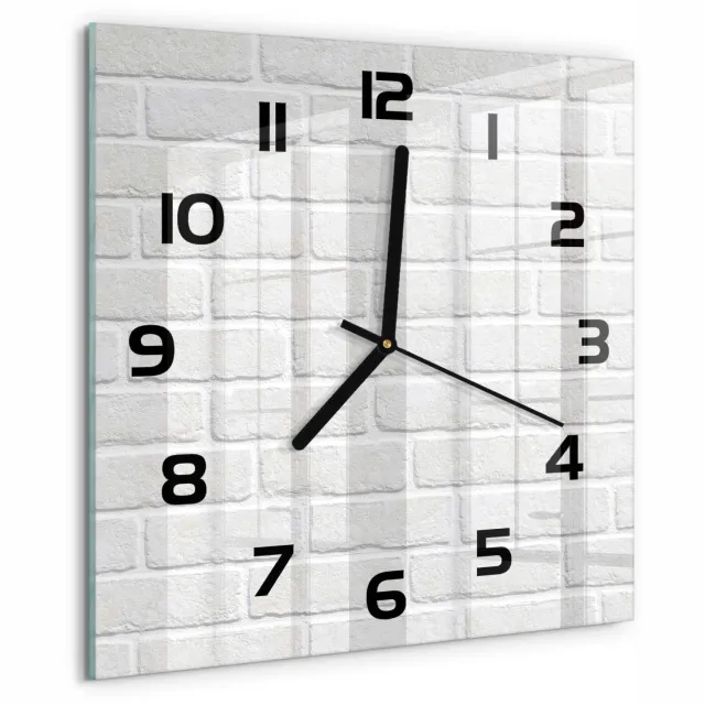 TULUP Wandklok - Bakstenen muur Gekleurde Glazen Klok - 30x30 cm - Wit Glazen Klok Met Print - Zwarte handen - Vierkante Klok - Moderne Wandklok Glas - Wandklok Glas Decoratie