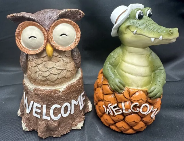Impuls Polyresin (tuin)dieren op "boomstam en ananas + Welcome" - Set van 2 stuks - uil en krokodil - meerkleurig - Hoogte 14 x 10 x 6 cm - Woonaccessoires - Tuinaccessoires - Tuindecoratie Meerkleurig - uil op stam + krokodil op ananas