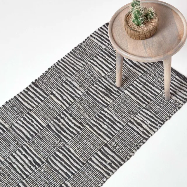 Homescapes Zwart en wit handgeweven leren vloerkleed met vierkant patroon 66 x 200 cm