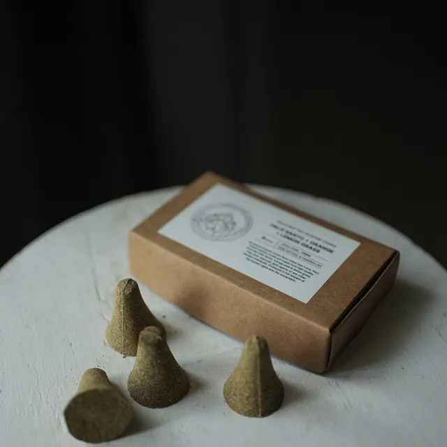 Super Food Ceremony PALO SANTO + ORANGE + LEMON GRASS Incense cones XL - kegelwierook - Rechtstreeks uit PERU - 8 stuks - 100% authentiek en natuurlijk - holistic support - heilig hout - wierook kegel - handgemaakt
