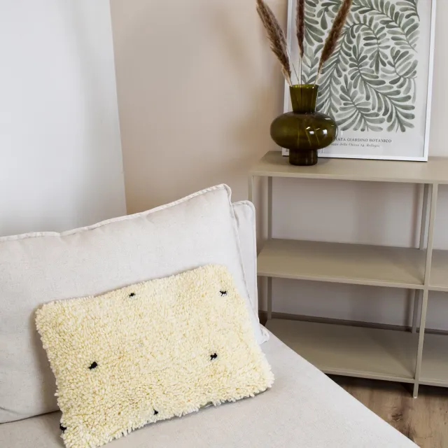 Poufs&Pillows Fluffy wit kussen - Handgemaakt - vervaardigd uit wol - gestippeld kussen - 55 x 35 cm
