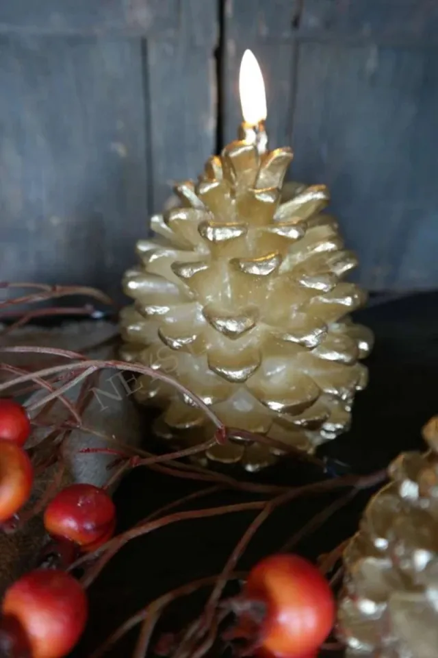 Paardekooper – Alflora LED Kaars Dennenappel – 16 cm – Goud – Wax – 3D Vlam – Met Timer – Inclusief Batterij