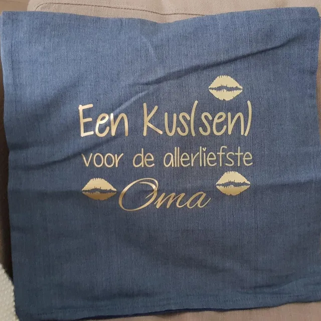 Maison Marcella Kussenhoes met tekst cadeau | een kussen voor de allerliefste oma | opdruk goud | 40x40cm | oma's plekkie aankondiging bekendmaking zwangerschap cadeau voor de liefste aanstaande je wordt
