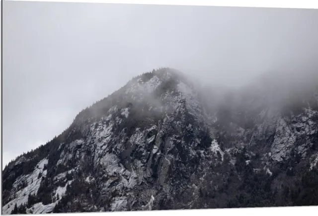 KuijsFotoprint Dibond - Berg met Mist (zwart/wit) - 120x80cm Foto op Aluminium (Met Ophangsysteem)