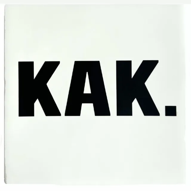 Snoes Spreuktegel – KAK. – Wit met Zwart – Inclusief Gratis Plakhaakje – Handgemaakt Keramiek – 10x10 cm – Grappig Cadeau – Humor – Wanddecoratie Toilet & Kantoor