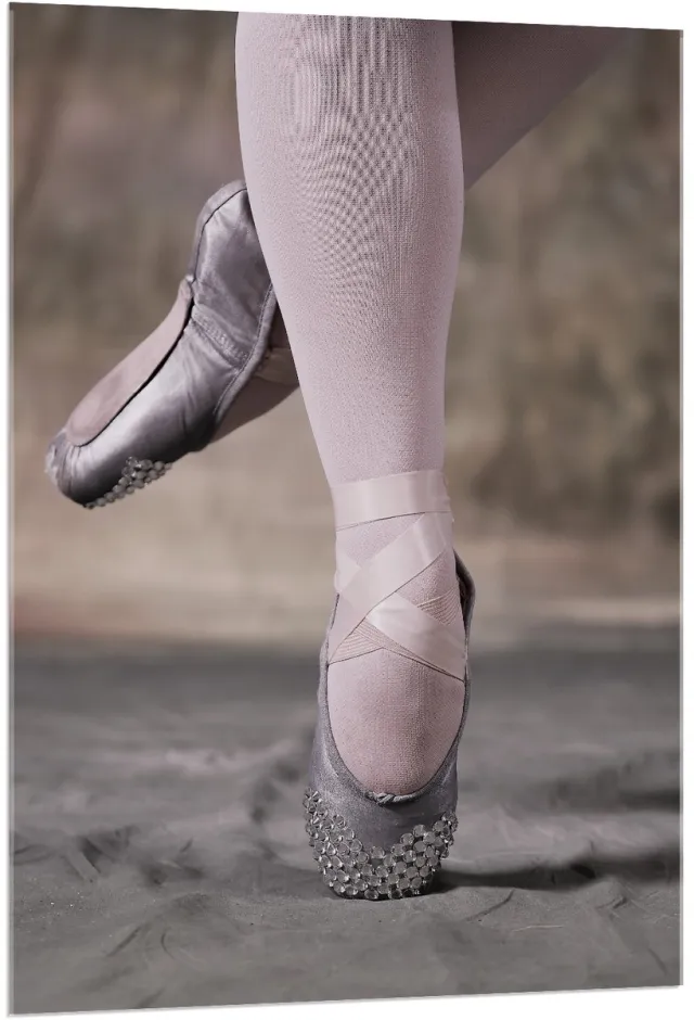 KuijsFotoprint Acrylglas - Ballerina op Spitzen - 80x120cm Foto op Acrylglas (Wanddecoratie op Acrylglas) Grijs