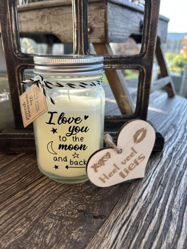 Creaties van hier Black & White scented candles To the Moon and Back met houten hartje – 13,5 cm – vanille