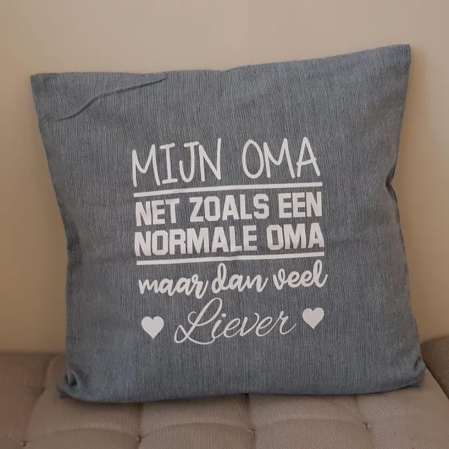 Maison Marcella Kussen Kussenhoes met tekst bedrukt cadeau | mijn oma net zoals een normale oma maar dan veel liever | grijs met wit 40x40 cm | moederdag aankondiging bekendmaking zwangerschap cadeau voor de liefste aanstaande je wordt