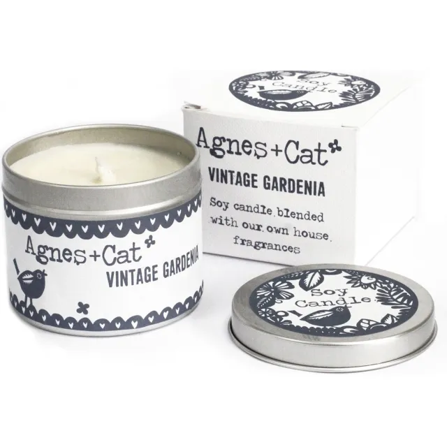 Agnes & Cat Agnes + Cat Sojakaars in Blik - Vintage Gardenia - Luxe Geurkaars - 200 ml - Vegan & Eco-friendly Sojawas - Cadeau Verpakking wit