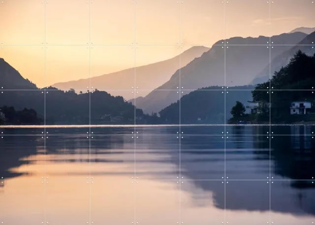 IXXI Trentino Mattina Lake, Claire Droppert - 140 x 100 cm - Grote wanddecoratie en posters - Naturalisme, Fotografie, Studeerkamer, Woonkamer Oranje / Blauw