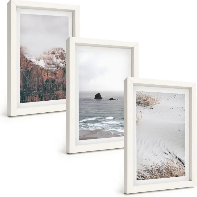 TULUP 3-Delige Schilderij Set - Bergen, wolken, zee en zand in natuurlijke tinten. - 20x30 - Stijlvolle Muurdecoratie - Slaapkamer - Interieur Decoratie Witte lijst
