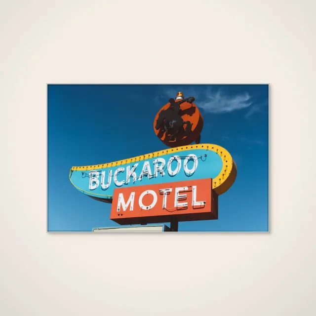 HelloWalls Akoestisch schilderij - 90 x 60 cm - Buckaroo Motel Neon Sign van Bethany Young - Abstracte wanddecoratie - wit textielframe Meerkleurig