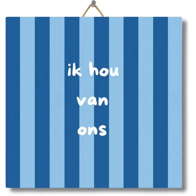 Niet mokken Tegeltje met Tekst van NietMokken® – Ik hou van ons – Liefde Tegeltje – Romantisch Cadeau voor partner, vriend of vriendin – Met ophanghaakje – Inclusief premium verpakking, gratis viltje en ansichtkaart – Glossy Blauw