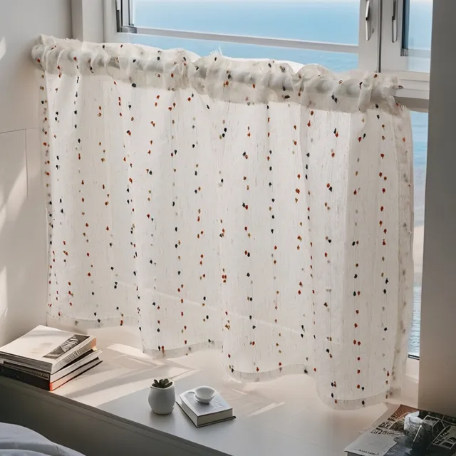 SNQ Gordijnen - Set van 2 - Semi-transparante keukengordijnen - 100 x 60 cm - Mini-gordijnen van tule met kwastjes - Zacht, lichtdoorlatend ontwerp - Klein formaat gordijnen, geschikt voor slaapkamers en woonkamers - Met tunnelzoom - Wit