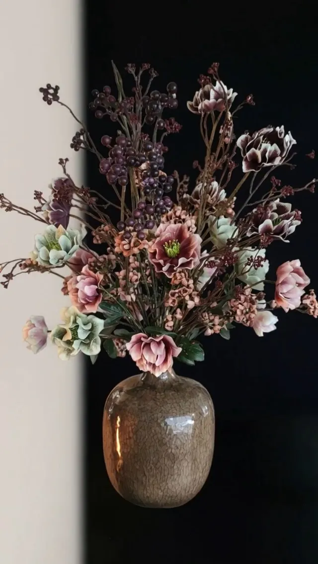 Flova Silk Pure by Jasaco Premium Luxe Zijden bloemen , Bloemenarrangement met Keramische Vaas ,Kerstrozen - Roze, Crème , Groene en Bruine Kunstbloemen - Wedding, Bridal & Exclusieve Woondecoratie Roze, creme , wit , bruin en groen