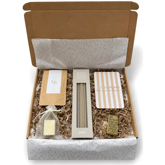 Cadeauvanjou Brievenbuscadeau XL Nieuwe Woning - Nieuw huis cadeau- Housewarming cadeau - Wenskaartje gefeliciteerd nieuw huis met dinerkaarsen, geurblokje, mini rasp en dinerkaarsen Grijs