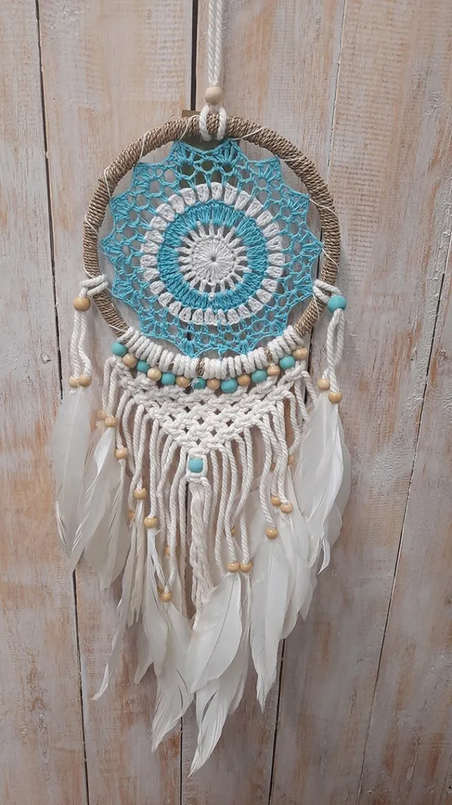 Zus & Zo Dromenvanger touw bl/wit macrame + naturel kraal + witte veren ±17cm