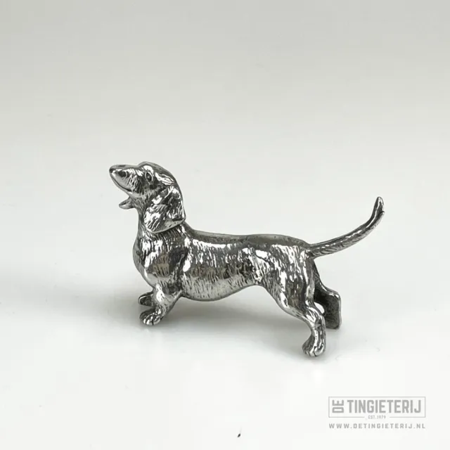 De tingieterij Gladharige Teckel staand - Beeldje teckel - gladharig - Teckel cadeau - Unieke hondenbeeldjes - Miniatuur teckel zilver