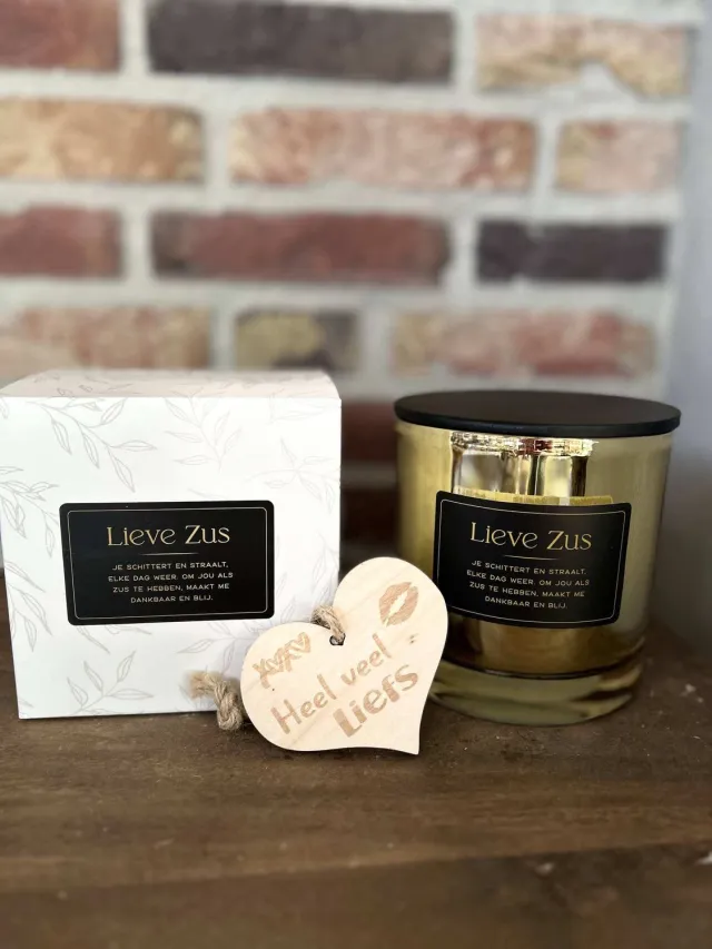 Creaties van hier House of light – Kaars – Lieve zus Goud - 3 lonts – 12x12x12 cm - 1,7 kilo – 20+ uur - met houten hartje