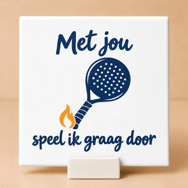 Bedruk King Vrolijke Padelpakjes na de rally Tegel – Kleurrijk plat ontwerp voor sportieve padel liefhebbers - 15 x 15 cm met houder Wit