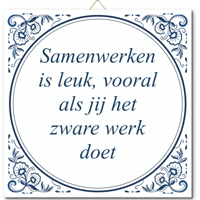 De Tegeltjesfabriek Tegeltje: Samenwerken is leuk, vooral als jij het zware werk doet (met hangertje) wit en blauw