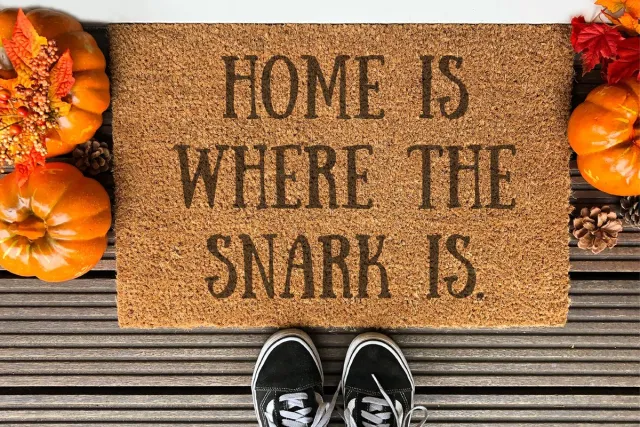 Laser Point Home Is Where The Snark Is | 60x40 cm | Nieuwe huis cadeau | Ingangsmat | Deurmat met stijl | Verhuizing cadeau | Praktisch & trendy | Perfect voor binnenkomst | Cadeau voor nieuwe woning Bruin | Zwart (Gravering 60x40)