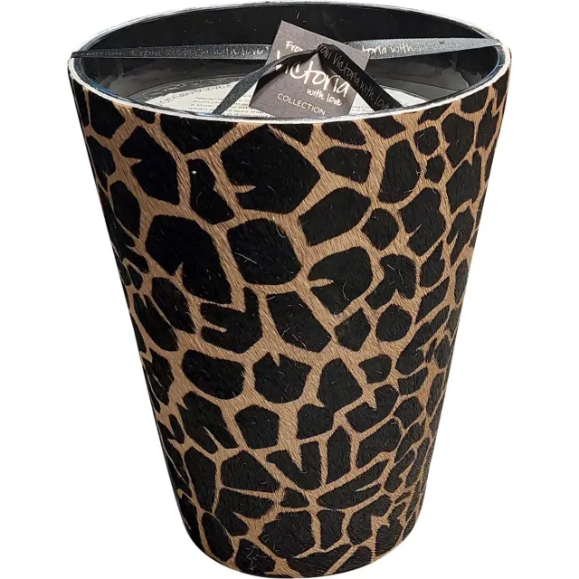 VICTORIA WITH LOVE BY PHILLINE.BE Victoria with Love kaars - Giraffe Beige - XL - Geurkaars