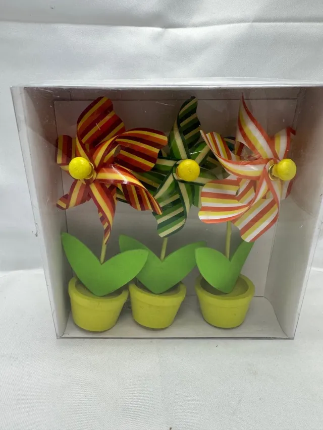 Impuls Set van 3 decoratieve windmolentjes in pot - kunststof+houten steker "streepjes"- meerkleurig + groene potjes- dia 9 cm x hoogte 16 cm - Tuinaccessoires - tuinstekers