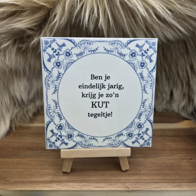 CreaCraft Spreuktegel “Ben je eindelijk jarig, krijg je zo’n kut tegeltje! ” – Cadeau tegeltje – Trendy nu – Verjaardag – Vriend(in), familie, collega – Zomaar – Incl standaard – Cadeau idee – Wenstegeltje