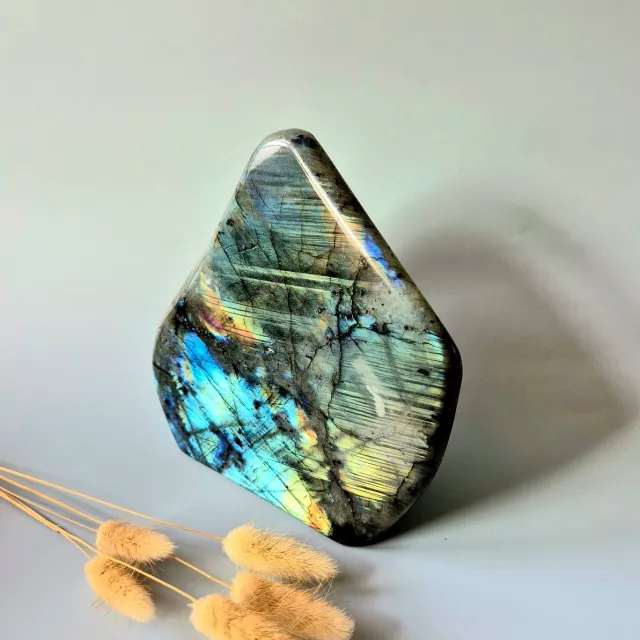 Moonlight Gemstones XXL Labradoriet Freeform van 2322g – Intense Flash & Spirituele Bescherming Marineblauw