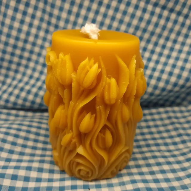 cailleagh's candles and gifts Bijenwas kaars, stompkaars groot met tulpen geel