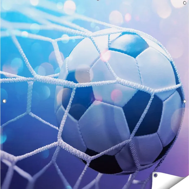 Gards Tuinposter Voetbal Bal Door het Goal Heen - 100x100 cm - Tuindoek - Tuindecoratie - Wanddecoratie buiten - Tuinschilderij Multikleur