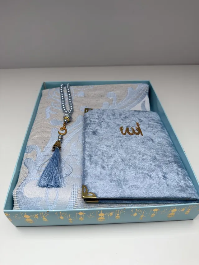 Firaset Islamitische Gebedsgeschenkset – Gebedskleed, Fluwelen Yaseen Boek & Tasbih | Moslim Namaz Salah Set | Gemaakt in Türkiye Lichtblauw