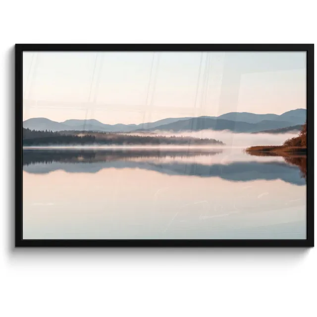 FrameYourWall Poster in lijst - Fotolijst 90x60 cm - Posters - Water - Bomen - Mistlaag - Posterlijst zwart - Decoratie - Wanddecoratie woonkamer - Muurdecoratie slaapkamer