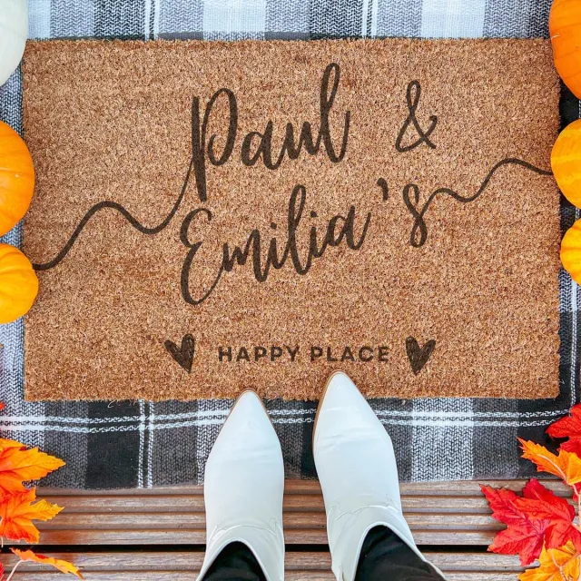 Laser Point Personalized Doormat, Our Happy Place Entry Rug | 90x60 cm | Nieuwe huis cadeau | Ingangsmat | Deurmat met stijl | Verhuizing cadeau | Praktisch & trendy | Perfect voor binnenkomst | Cadeau voor nieuwe woning Bruin | Zwart (Gravering 90x60)