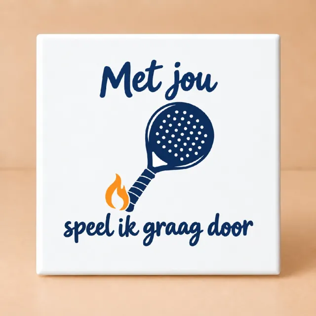 Bedruk King Vrolijke Padelpakjes na de rally Tegel – Kleurrijk plat ontwerp voor sportieve padel liefhebbers - 11 x 11 cm Wit