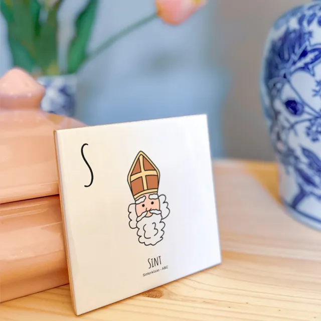 PosterPlaats Sint - ABC tegeltje Sinterklaas - Keramiek met Handgetekende Illustratie - Tegeltje met tekst - Wanddecoratie - Woondecoratie - Relatiegeschenk - Souvenir - 10,8 x 10,8 cm Blauw