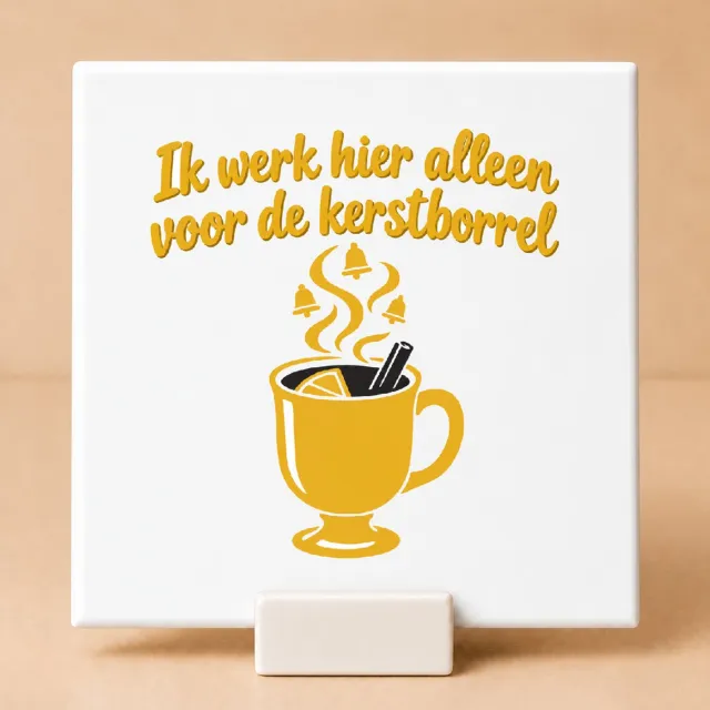 Bedruk King Strakke minimalistische Tegel 'Ik werk hier alleen voor de kerstborrel' – Humoristische kantoorquote voor feestelijke collega’s - 15 x 15 cm met houder Wit